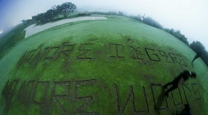 „ŽÁDNÍ TIGEŘI“. Ekologičtí aktivisté zničili green Trumpova hřiště
