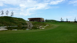 PANORAMA GOLF RESORT - Devítka hřiště Forest končí příjemným parem pět s greenem lemovaným vodou.