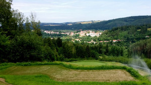 PANORAMA GOLF RESORT - Sedmá jamka hřiště Forest s výhledem na městys Kácov.