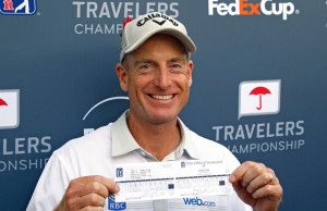 Jim Furyk se svou skór kartou s výsledkem 58 ran z posledního kola turnaje Travellers Championship.