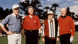 Bill Clinton na golfu ve společnosti George Busche, Geralda Forda a Boba Hopea