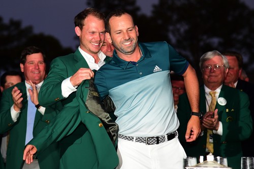 Sergio Garcia vítěz Masters, sako předává Danny Willett