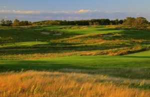 V popředí jamka č. 18, nalevo green deváté jamky, v dáli fairway a green desáté jamky