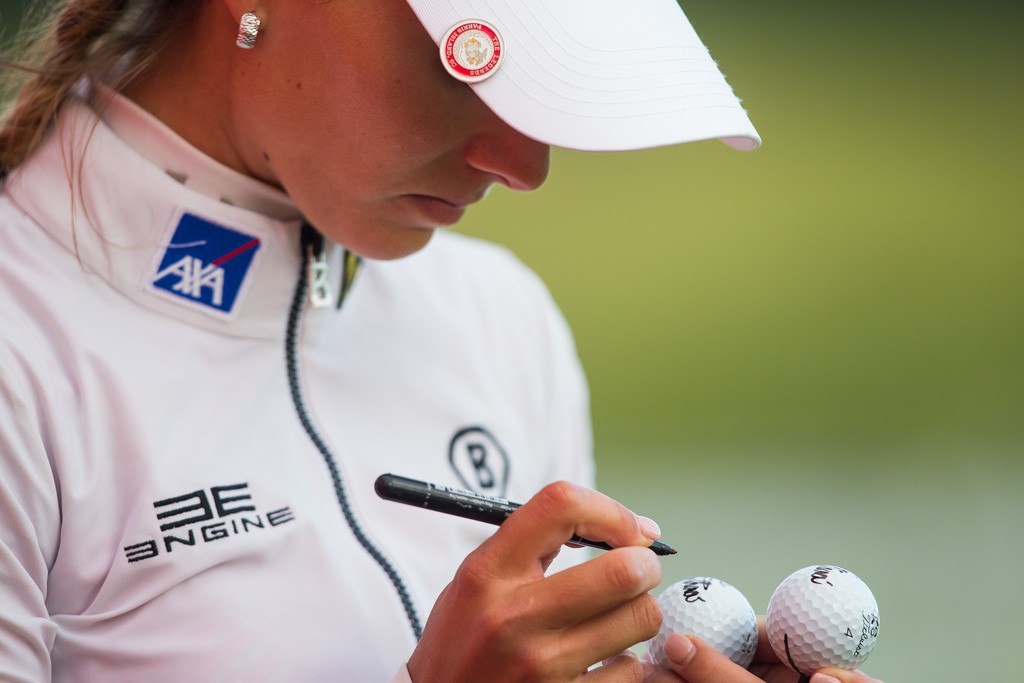 Klára Spilková podepisuje míčky fanouškům na Ricoh Women's British Open (Foto: Profimedia)