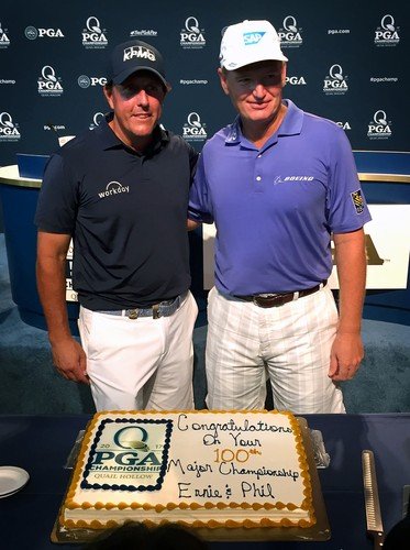 Phil Mickelson s Ernie Elsem dostali na tiskové konferenci k PGA Championship dosrt na oslavu jejich stého startu na majoru (Foto: Profimedia)