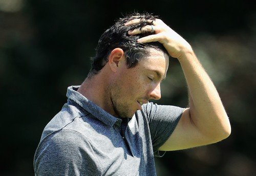 Rory McIlroy se v úvodním kole Northern Trust trápil (Foto: Profimedia)