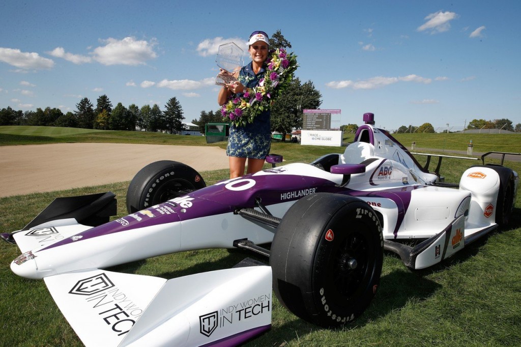 Lexi Thompson s vítěznou trofejí a formulí (Foto: Profimedia)