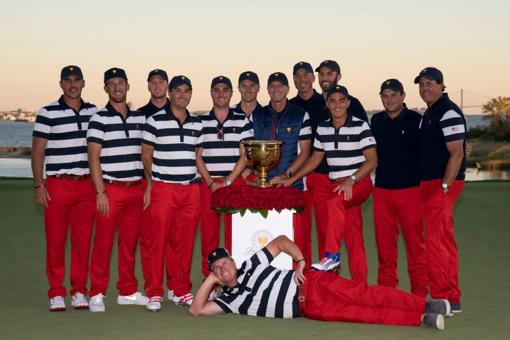 Vítězný tým USA s Presidents Cupem (Foto: Profimedia)