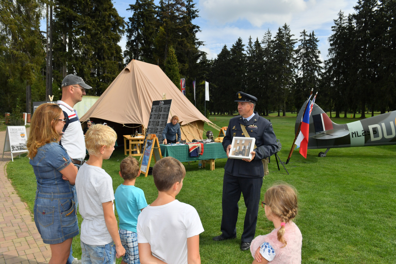 Czech Spitfire Club se během dne věnoval také běžným, notně překvapeným, návštěvníkům klubu (Foto: Zdeněk Sluka)