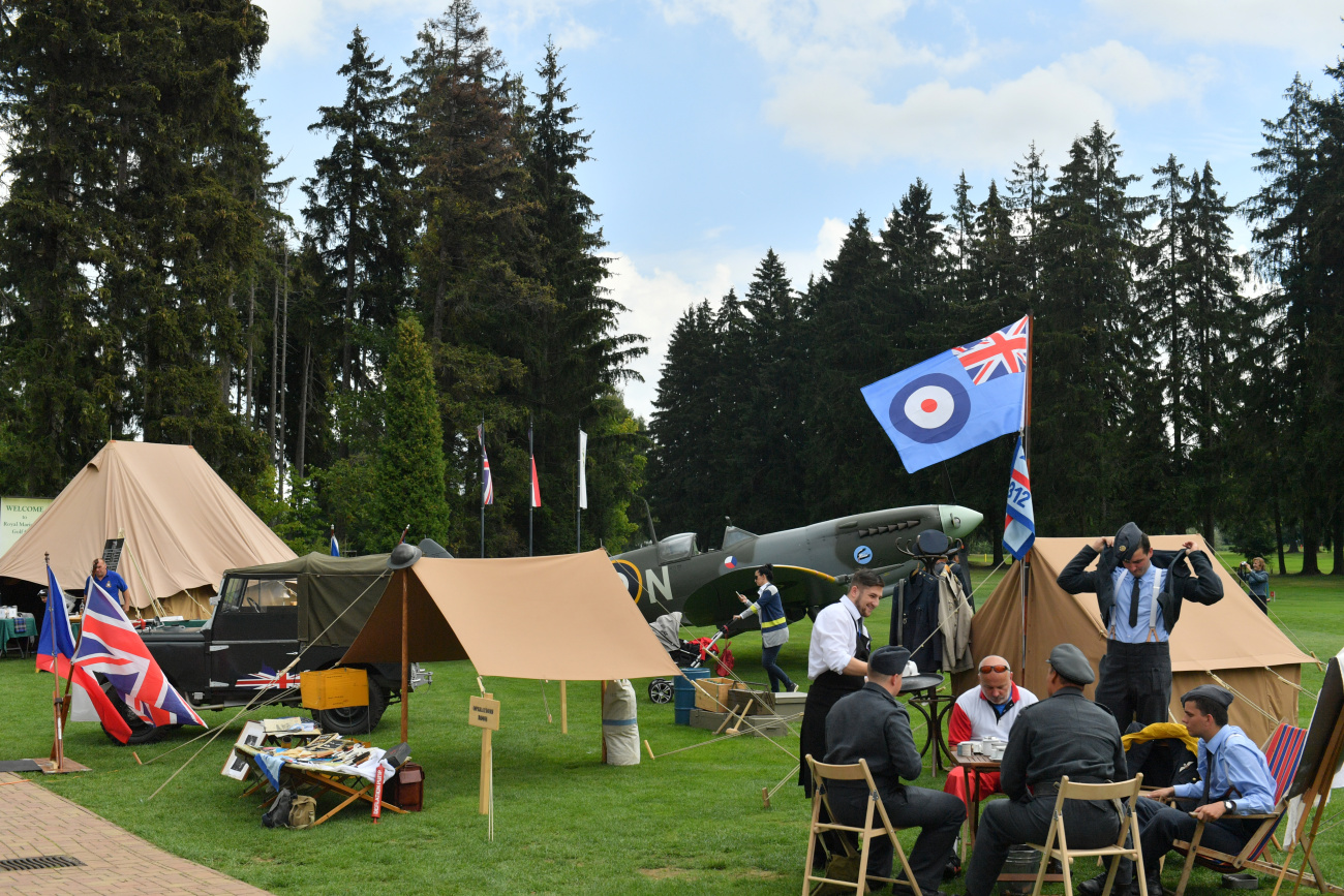 polní letiště 312. československé perutě Royal Air Force před klubovnou Royal Golf Clubu Mariánské Lázně (Foto: Zdeněk Sluka)