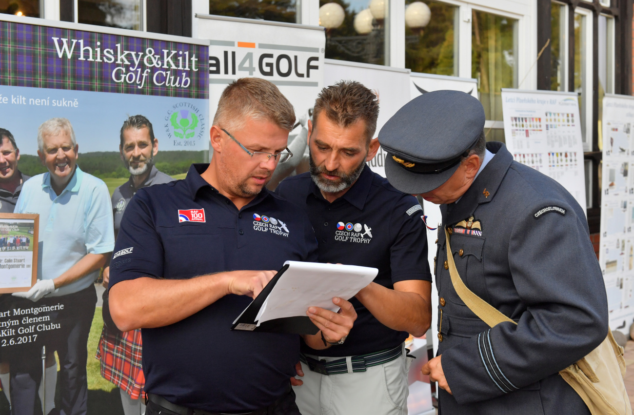 velení „wingu“: zleva Milan Roudný (SKY PROMOTION), Milan Hrouda (Whisky&amp;Kilt Golf Club a Zdeněk Sadecký (Czech Spitfire Club) (Foto: Zdeněk Sluka)