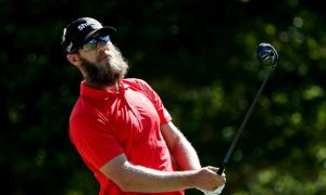 Vousy, tetování, kalhoty na gumu a absence límečků? Trend nové PGA Tour