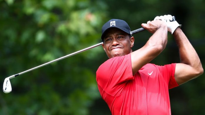 Viděli jste švih. Jak je Tiger Woods blízko k hraní golfu na turnaji?