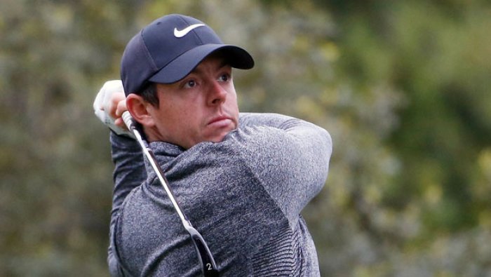 IRISH OPEN: McIlroy vede o tři rány, jízdu za titulem komplikuje počasí