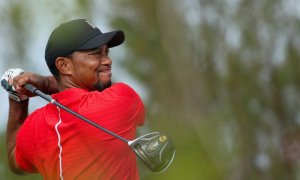 Tiger Woods jako Santa drsňák