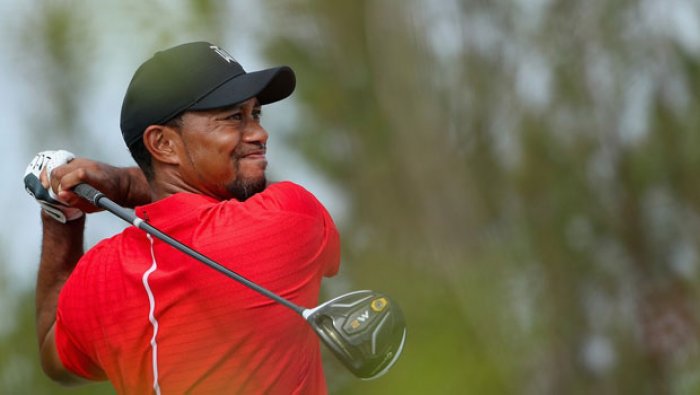 Tiger Woods jako Santa drsňák