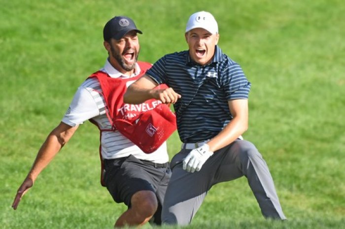 TÝDEN VE SVĚTĚ GOLFU: Spieth pobláznil diváky, ranou z písku vyhrál Travelers. Na Casa Sereně hořelo