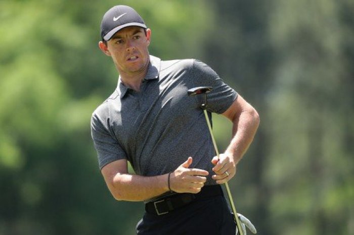 MCILROY začal 68 údery a vysvětloval středeční nedorozumění