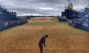 Vyprahlé CARNOUSTIE. Hřiště pro The Open se obléklo do hnědého kabátu