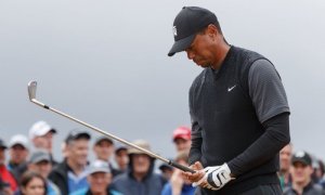 Woods na Pebble Beach nezáří i kvůli počasí. Záda cítí po každém úderu