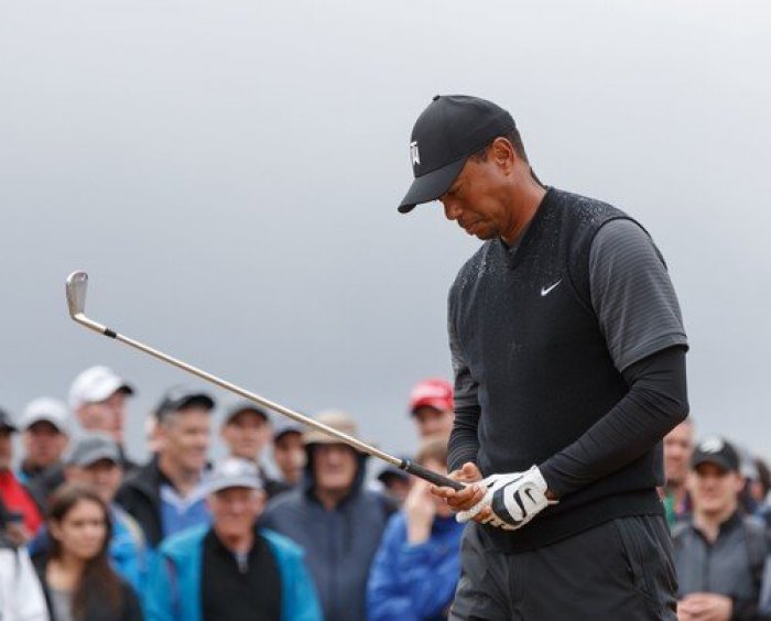 Woods na Pebble Beach nezáří i kvůli počasí. Záda cítí po každém úderu