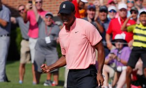 Woods měl hru pod kontrolou a vede Tour Championship s Fowlerem