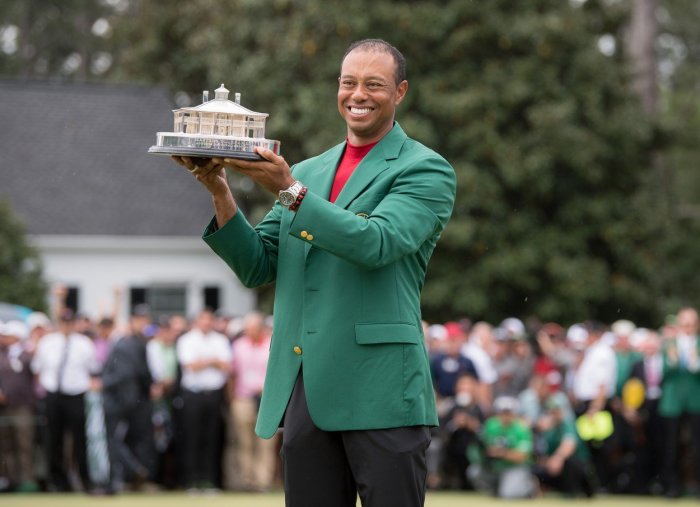 VIDEO: Padne! Tiger Woods oblékl zelené sako