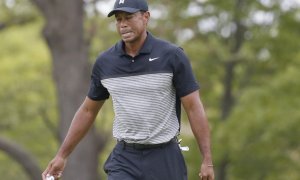 Woods po neuvěřitelné šňůře birdie v čele, McIlroy se trápil