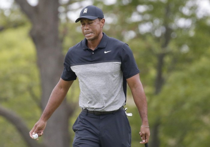 Woods po neuvěřitelné šňůře birdie v čele, McIlroy se trápil