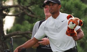 Woods před finále není daleko od lídra, Reed vyfasoval penalizaci