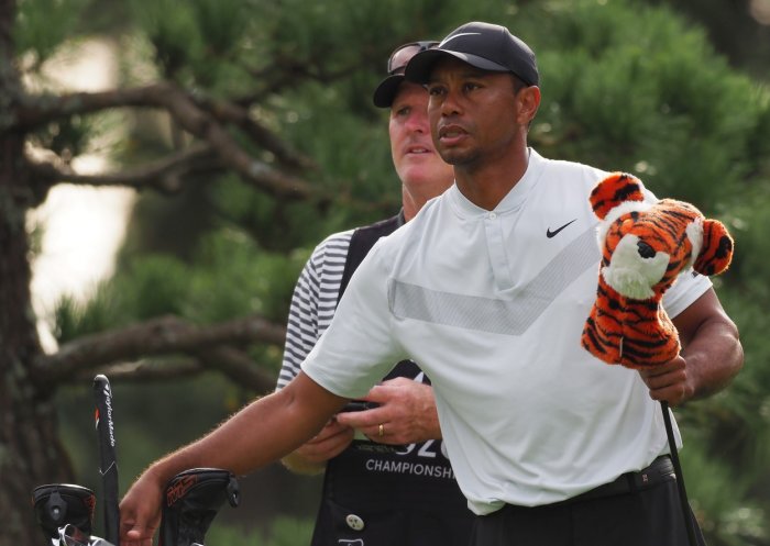 Woods před finále není daleko od lídra, Reed vyfasoval penalizaci