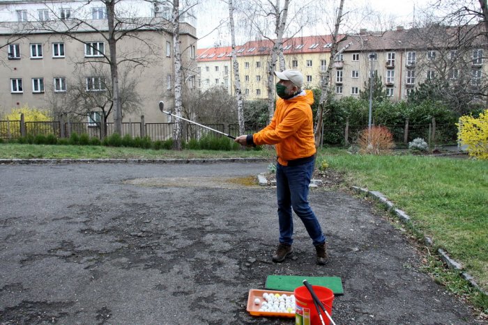 Jak si poradit v časech roušek a zastavení golfu