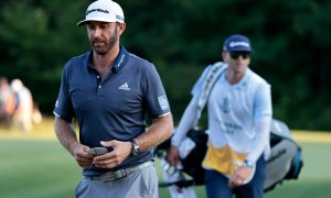 Johnson drtí konkurenci, Woods a McIlroy si dají repete