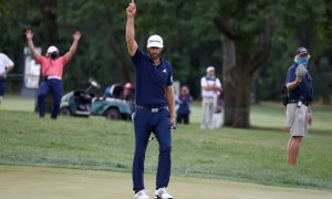 Johnson i přes porážku zůstává v čele FedEx Cupu, známe tak úvodní skóre na Tour Championship