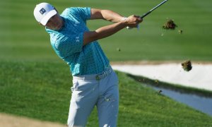 Spieth usiluje o titul po třech letech, vede Schauffele