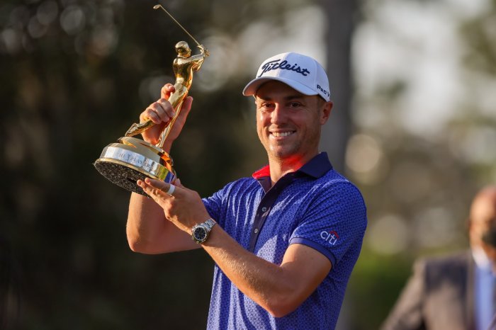 Justin Thomas vítězí na Players championship díky skvělému víkendu a řadí se mezi legendy