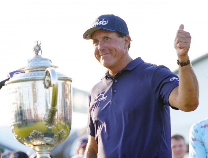 Phil Mickelson se stal díky triumfu na PGA championship nejstarším vítězem major turnaje v historii
