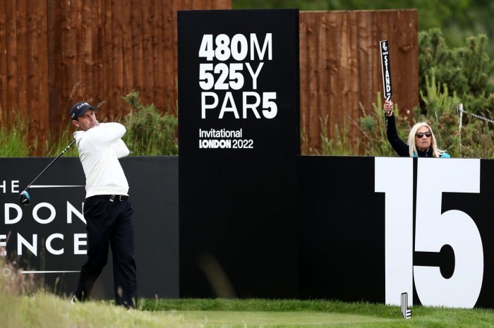 Schwartzel drtí londýnské hřiště při premiéře LIV, pod parem už jen osm hráčů