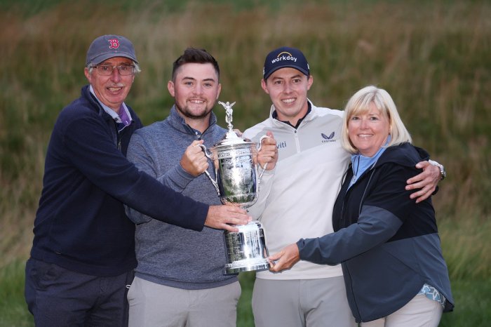 Fitzpatrick doma navštívil fotbal i s trofejí pro vítěze U.S. Open