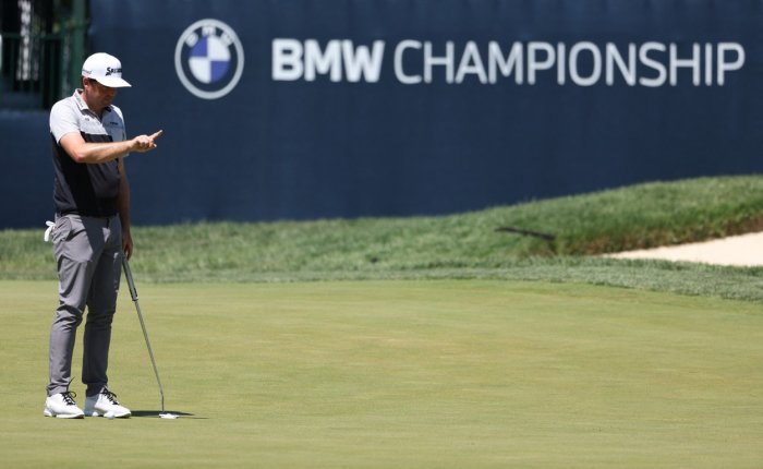 Úvodní kolo BMW Championship patřilo Bradleymu, negativně překvapil Finau