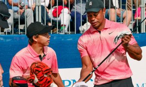 Woods se svým synem ztrácí na PNC Championship jen dvě rány