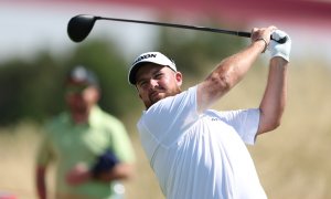 Lee, Molinari a Lowry v čele. A dalších dvanáct hráčů tři rány od vedení