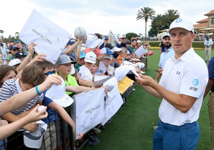 Neuvěřitelný moment na The Players: Spieth už se balil, místo vody ale trefil fanouška a je zpět ve hře