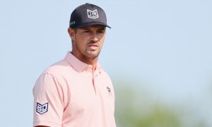 Skvostný start do těžkého PGA Championship pro DeChambeaua, první kolo se dohrálo až dnes