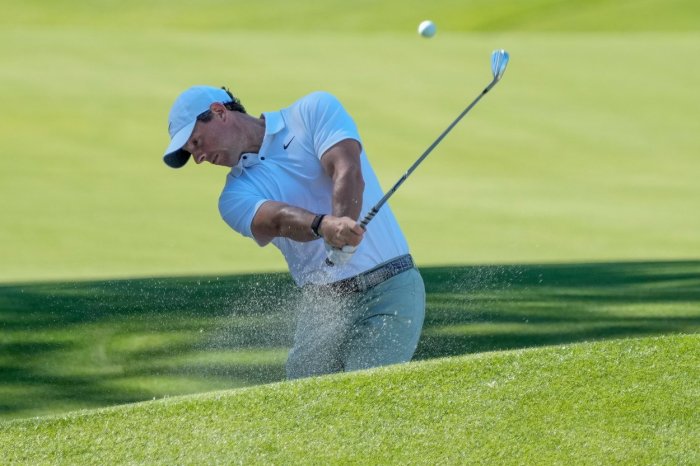 McIlroy i přes ztrátu čtyř ran na jediné jamce udržel na Dubai Invitational vedení