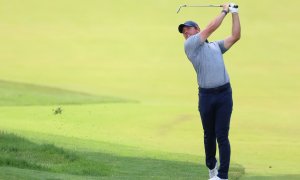 McIlroy ve hře o prvenství, Suh zažil tvrdý pád