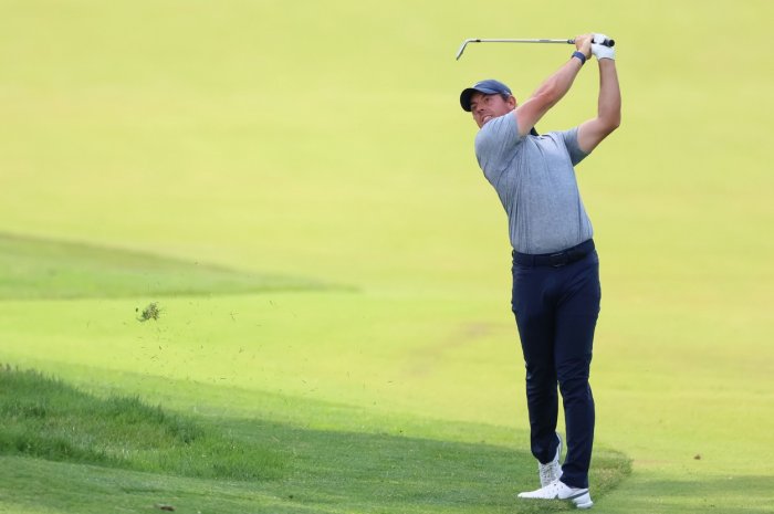 McIlroy ve hře o prvenství, Suh zažil tvrdý pád