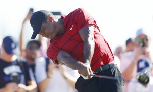 Par ve čtvrtém kole, par celkově. Tiger Woods má za sebou první turnaj od dubna