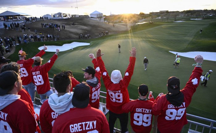 Šílení fanoušci na Phoenix Open. Pád z tribuny, bitka i zákaz alkoholu