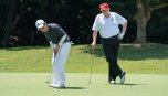 Oranžový Donald nedělá golfu zlatou službu